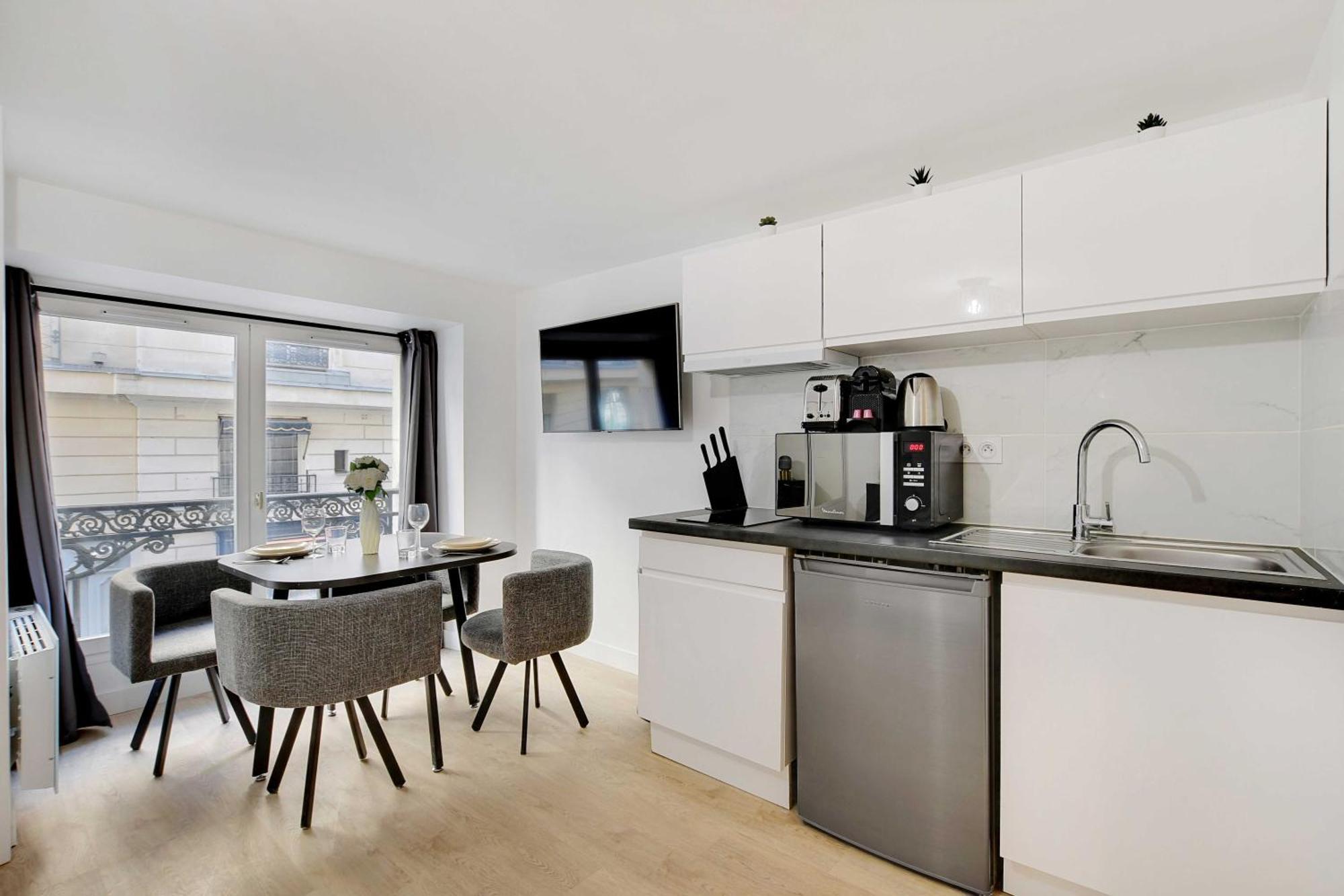 Cosy In The Heart Of Opera Apartment